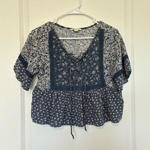 American Eagle Floral Navy Cropped Flutter Sleeve Women's Blouse XS